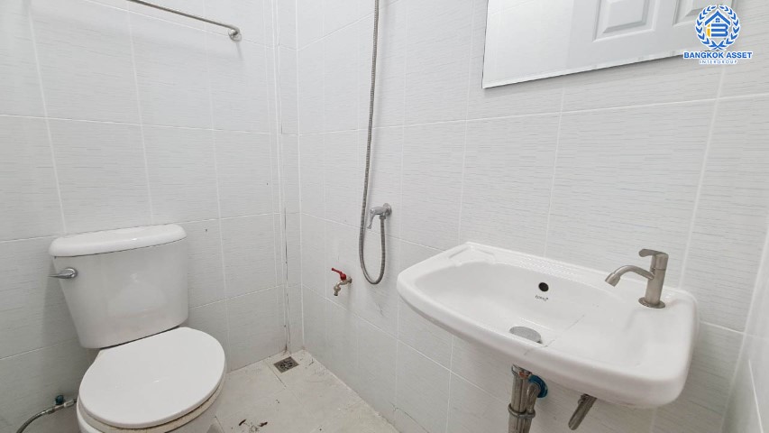 *****ทาวน์เฮ้าส์มือสอง เมืองนนทบุรี ม.พระปิ่น3 กาญจนาภิเษก บ้านพร้อมอยู่ ทำเลดี บนเนื้อที่ 17 ตร.ว. ฟังก์ชัน 2 ห้องนอน 2 ห้องน้ำ 1 ที่จอดรถ บ้านสภาพเยี่ยม รีโนเวทใหม่พร้อมลากกระเป๋าเข้าอยู่ได้ทันทีเชื่อมต่อถนนกาญจนาภิเษก และถนนรัตนาธิเบศร์ ใกล้เซ็นทรัลเวสต์เกต และรถไฟฟ้าสายสีม่วง "สถานีตลาดบางใหญ่" จองเลย!